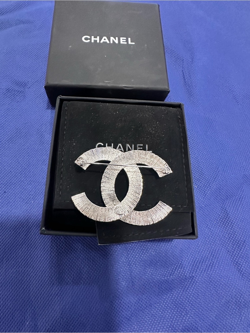 CHANEL Silver-Tone Textured Double CC Pin Brooch - Picture 3 of 3